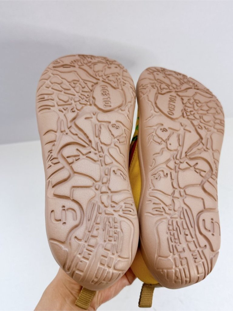 Women's Size 7 Uin Fill Your Passport Yellow Aloha Tropical Slip On Shoes — image 8 of 8
